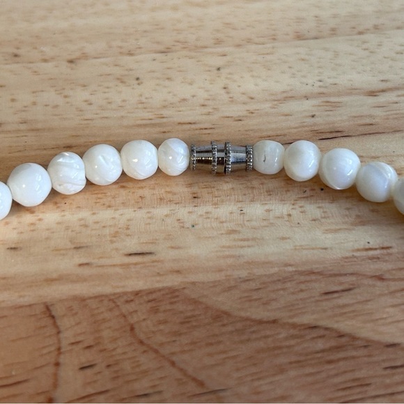 Natural Mother of Pearl Graduated Iridescent Creamy Swirl Beaded Necklace Vtg - Picture 7 of 8